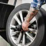 addetto alla convergenza ed equilibratura che sta effettuando un a nalisi sulla ruota
