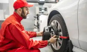 gommista che si appresta a verificare l'equilibratura di una ruoro di un auto