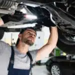 verifica dellìasse dell auto prima di effettuare un equilibratura, da parte del gommista